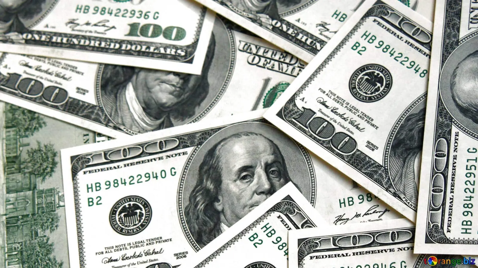 Billetes de cien dólares estadounidenses extendidos sobre una mesa